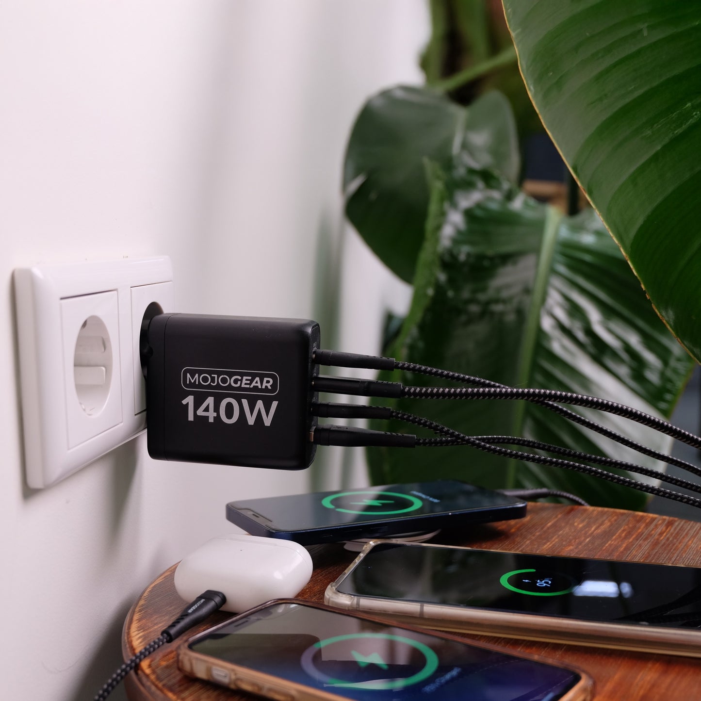 MOJOGEAR CHARGE+ 140 Watt oplader met 4 poorten USB / USB-C - Opladers